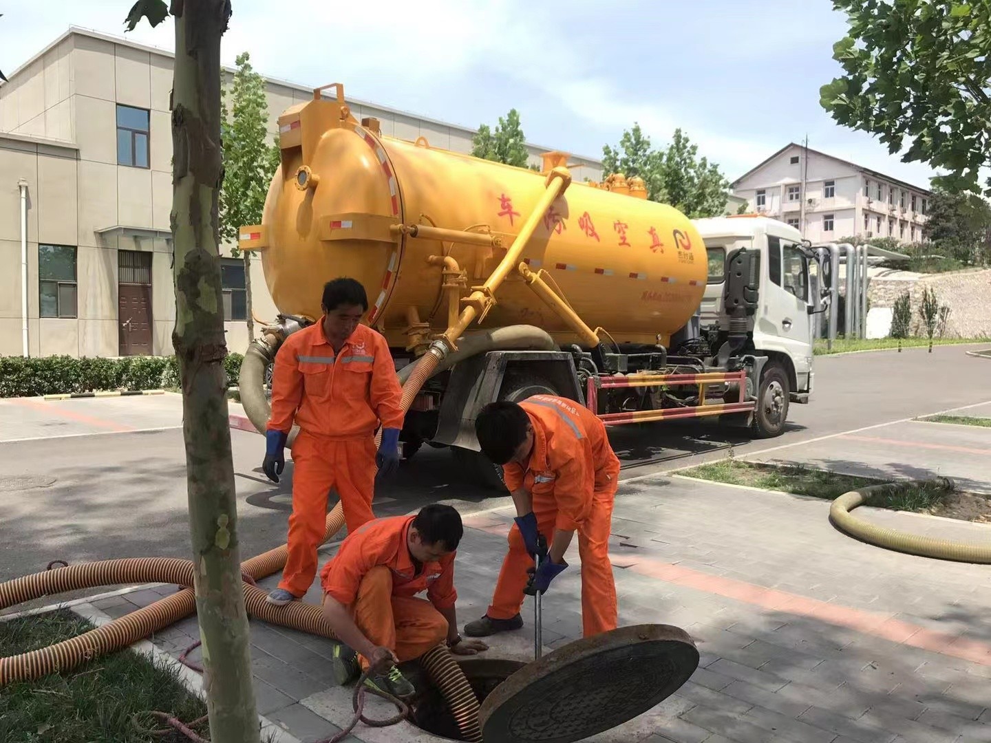 银州管道疏通车停在窨井附近