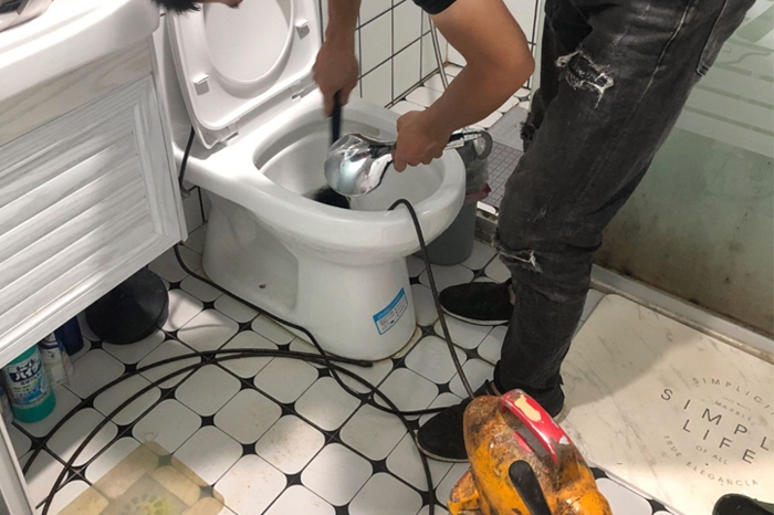 银州马桶堵塞自己疏通还是找师傅?专业上门服务让你省时更省心